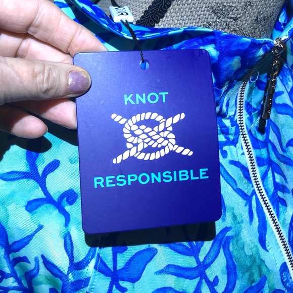 NWT Knot Responsible Sea Turtle Print Athletic Top with Zip Front. Size Large - Picture 5 of 8